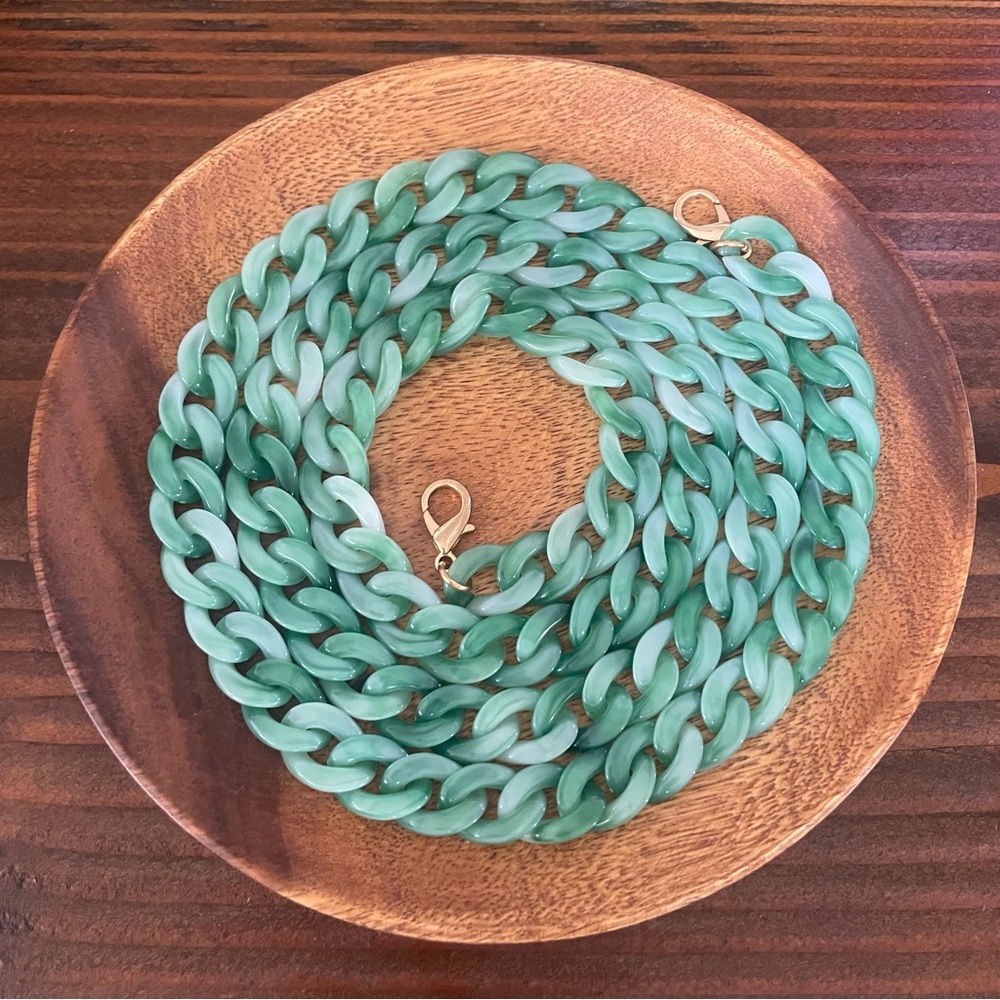 UNBRANDED 47” JADE COLOR ACRYLIC CHAIN WITH GOLD HARDWARE